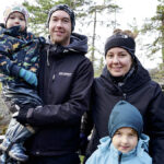   Pappa Anders Bystedt med barnen Nils och Oscar Bystedt samt mamma Anna Edholm klarade sig hela vägen till stugan.